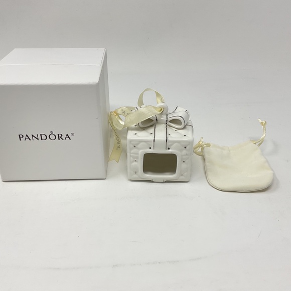 Pandora 2016 Quilted Gift Box Christmas Ornament with Storage Box & inner pouch - Picture 5 of 8